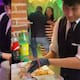 “Y el pastel casi destruido”: mesero desata polémica por su forma de cortarlo
