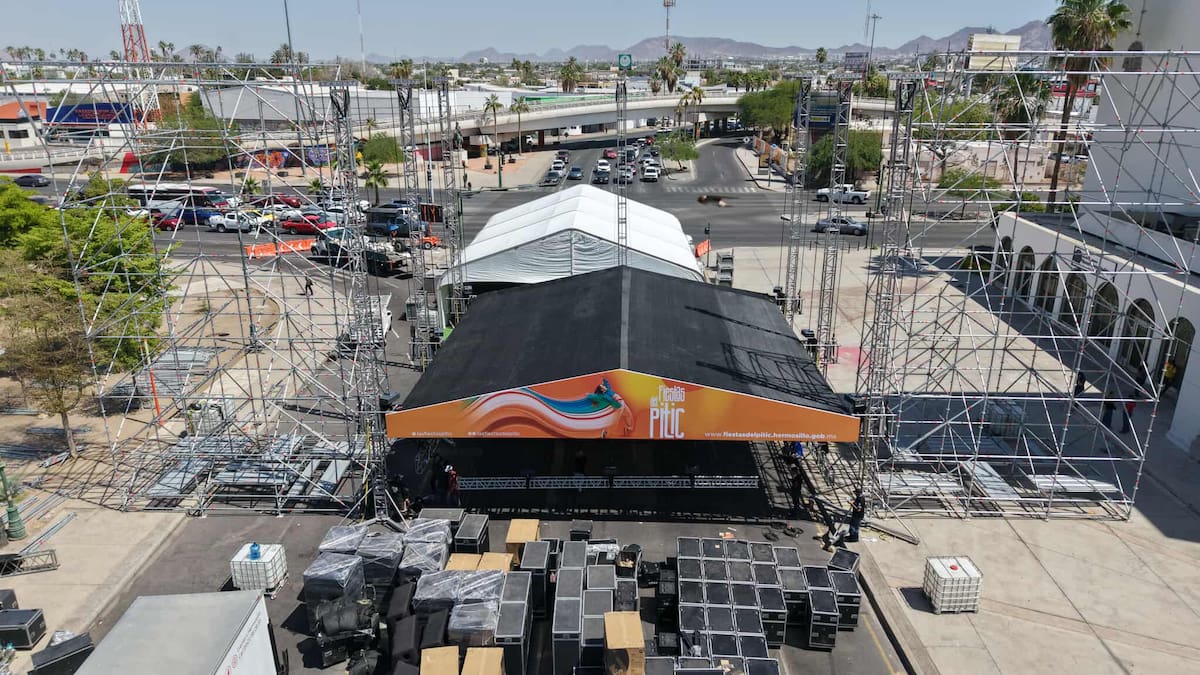 La instalación del Foro Rosales para las Fiestas del Pitic inició el pasado domingo sobre el bulevar Luis Encinas y Rosales. FOTO: JULIÁN ORTEGA