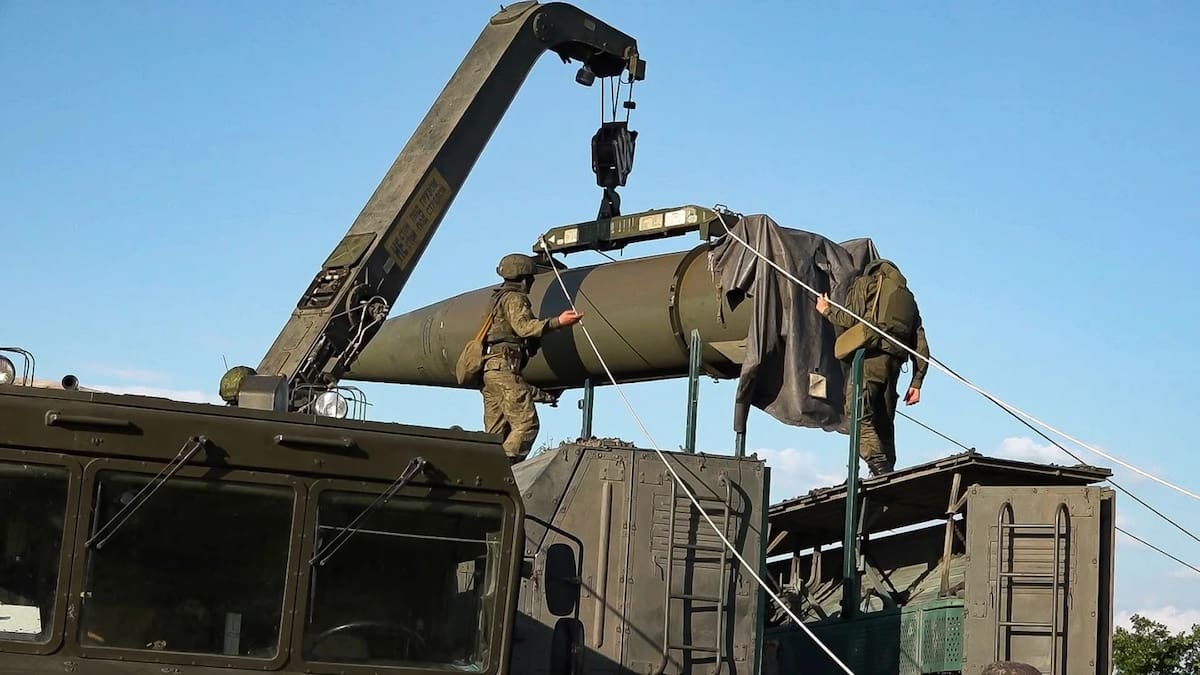 En esta foto publicada por el Servicio de Prensa del Ministerio de Defensa de Rusia el martes 21 de mayo de 2024, tropas rusas cargan un misil Iskander como parte de los ejercicios para entrenar al ejército en el uso de armas nucleares tácticas en una ubicación no divulgada en Rusia. | Crédito: Servicio de Prensa del Ministerio de Defensa de Rusia vía AP, archivo.