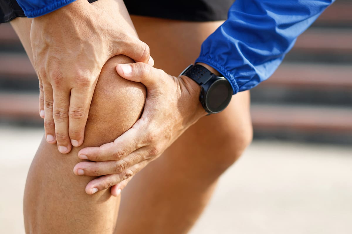 Una nueva ruta contra el dolor de rodilla: por el oído