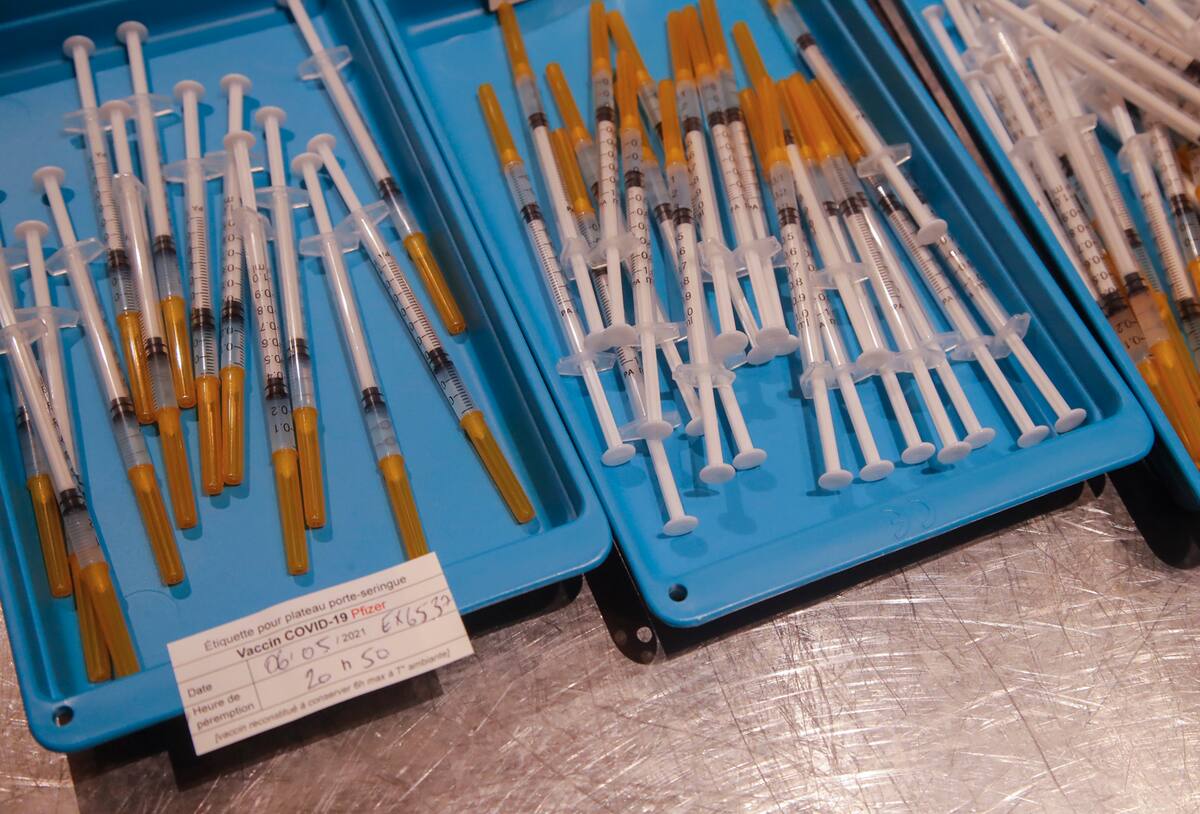Foto tomada el 6 de mayo del 2021 en París de vacunas Pfizer contra el coronavirus. (Foto AP/Michel Euler, FIle)