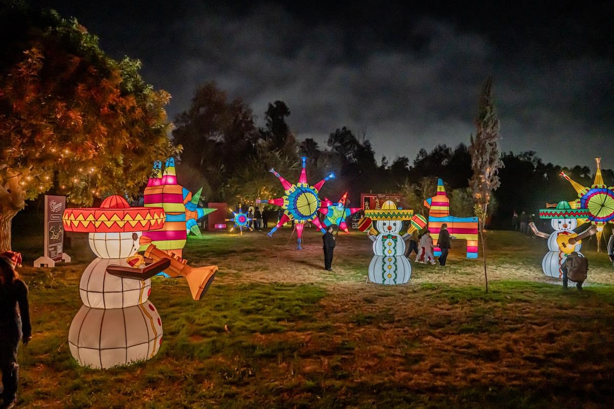 La Villa Navideña del Parque Morelos ofrece entrada gratuita, pasillo de piñatas gigantes, nacimiento, música en vivo y la posibilidad de tomarse la foto con Santa Claus. Foto: Border zoom