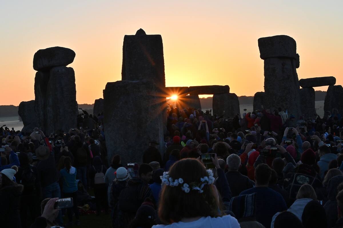 Reciben alrededor del mundo el solsticio de verano