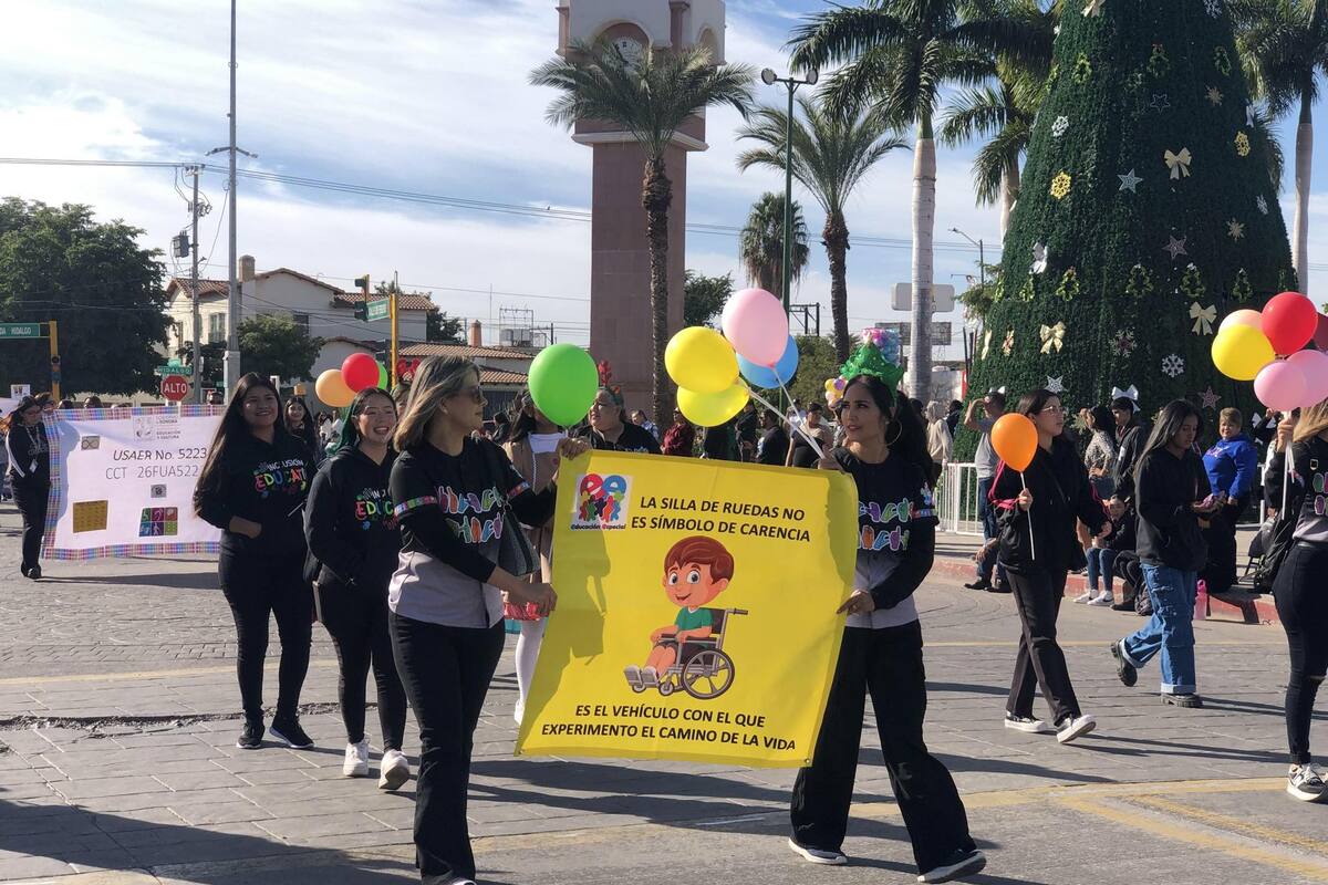 Desfilan en modo navideño por la inclusión en CO