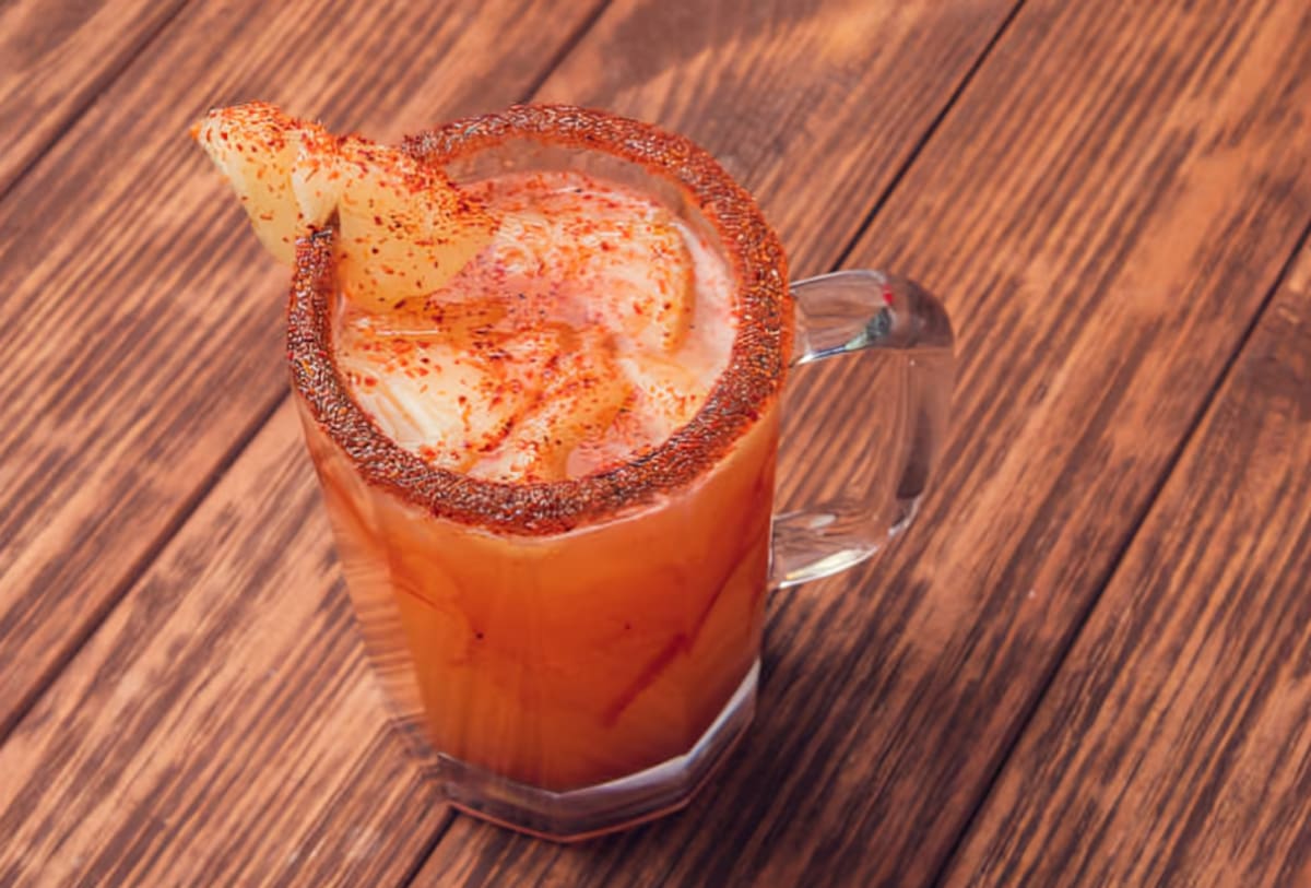 Cerveza con clamato, la popular “michelada”: ¿qué tan buena o mala es para la salud?