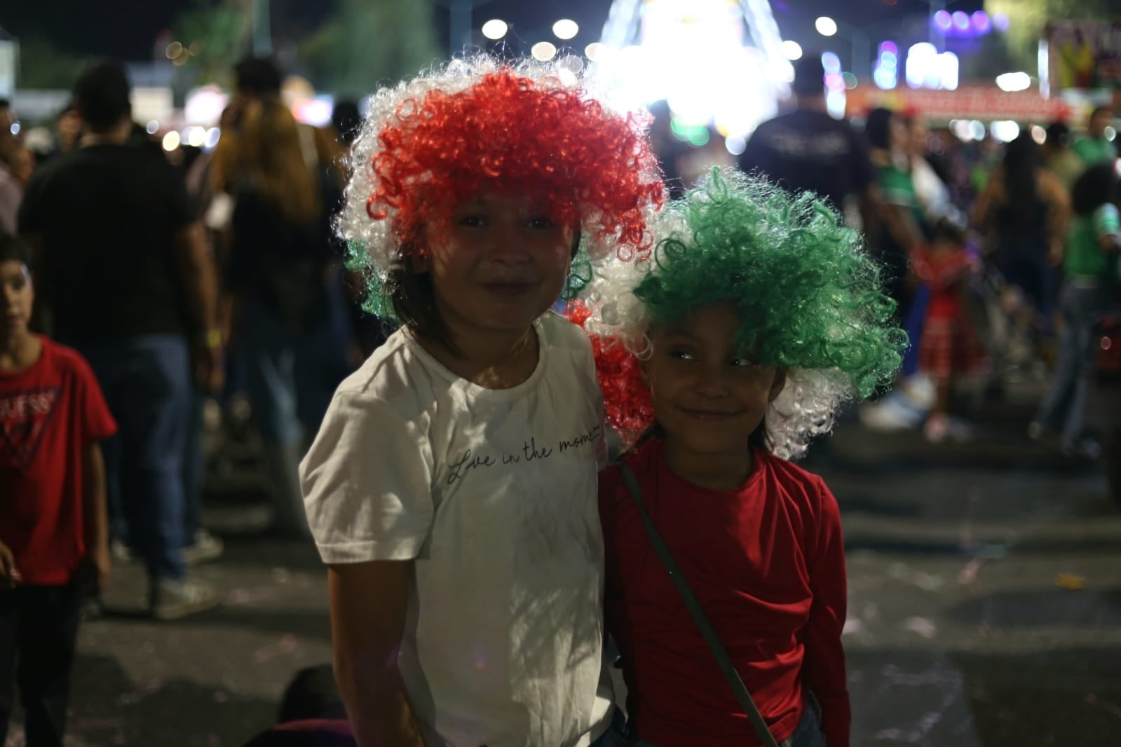 Dos niñas disfrutan de las celebraciones por las fiestas patrias realizadas en el Centro Cívico de Mexicali. Foto: Derek Espinoza