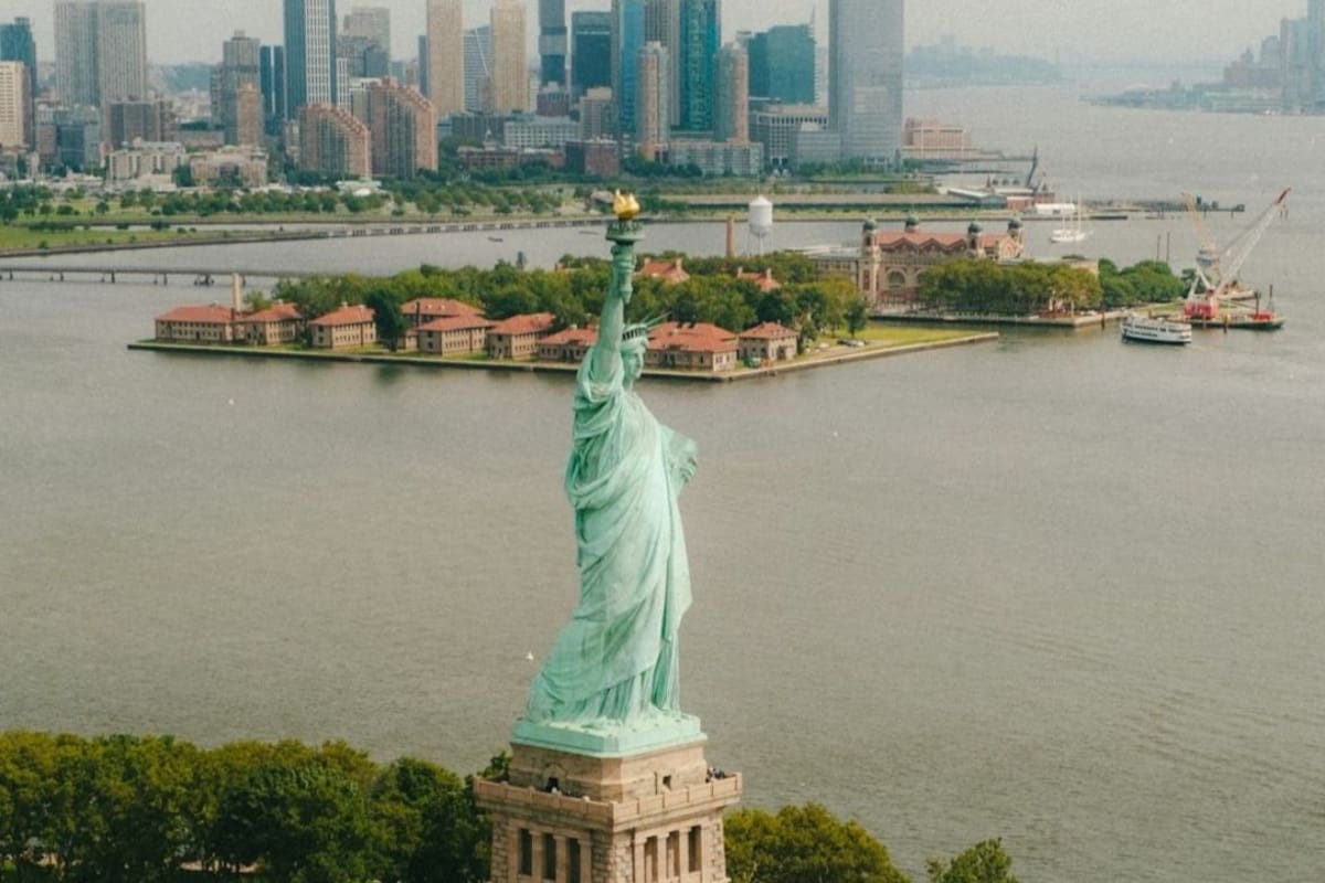 Una madre y su bebé de 5 meses murieron al volcar una embarcación frente a la Estatua de la Libertad en Nueva York y el operador fue arrestado por 13 cargos de imprudencia