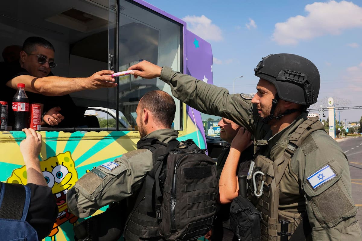 Soldados de Israel comprando en un puesto ubicado en al Sur de su país. EFE/EPA/MANUEL DE ALMEIDA
. EFE/EPA/MANUEL DE ALMEIDA