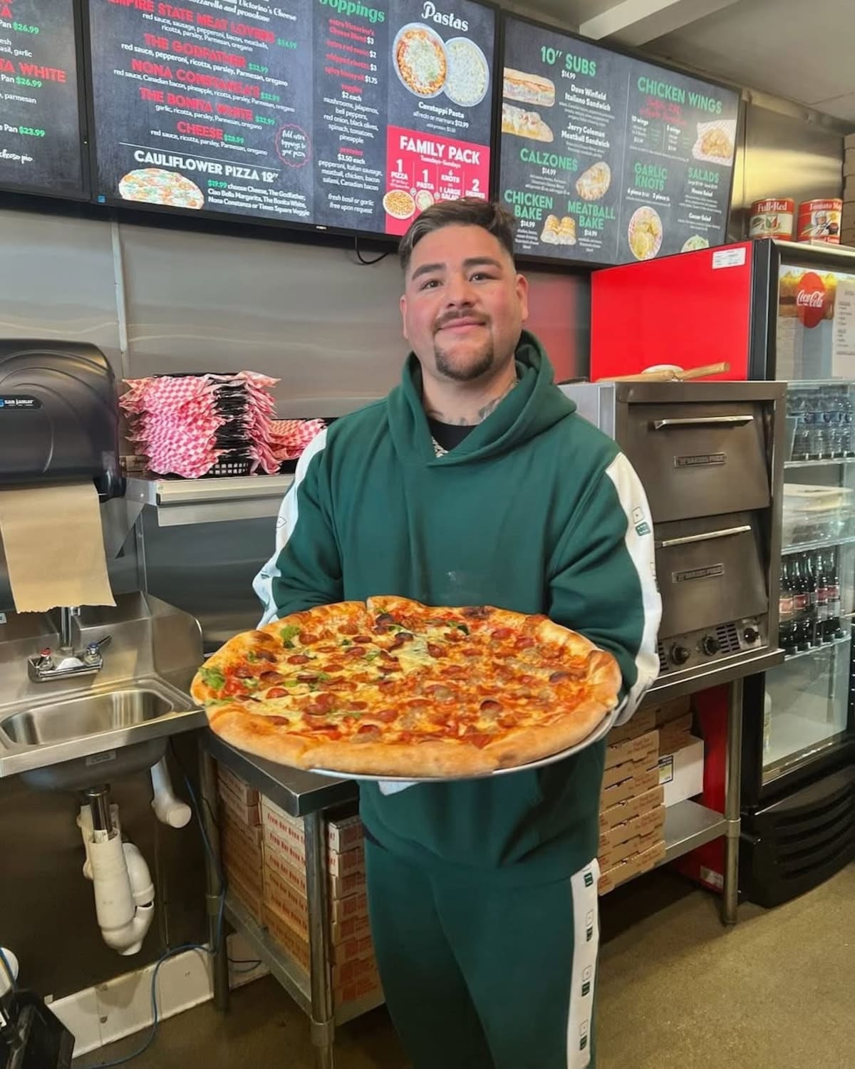 Andy Ruiz Jr. muestra una deliciosa pizza de su nuevo negocio. (Foto: @victorinospizzeria)