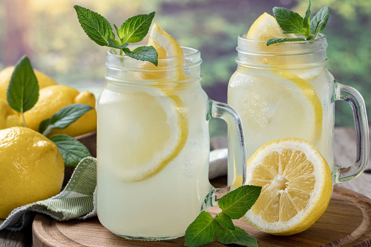 Formas creativas de preparar limonada para refrescarte en los días calurosos de verano