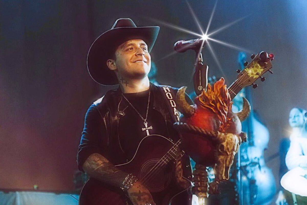 Christian Nodal se recupera tras infección estomacal y pospone conciertos en Estados Unidos