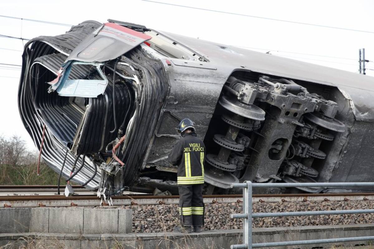 VIDEO: Un tren de alta velocidad descarriló en Italia dejando 2 muertos