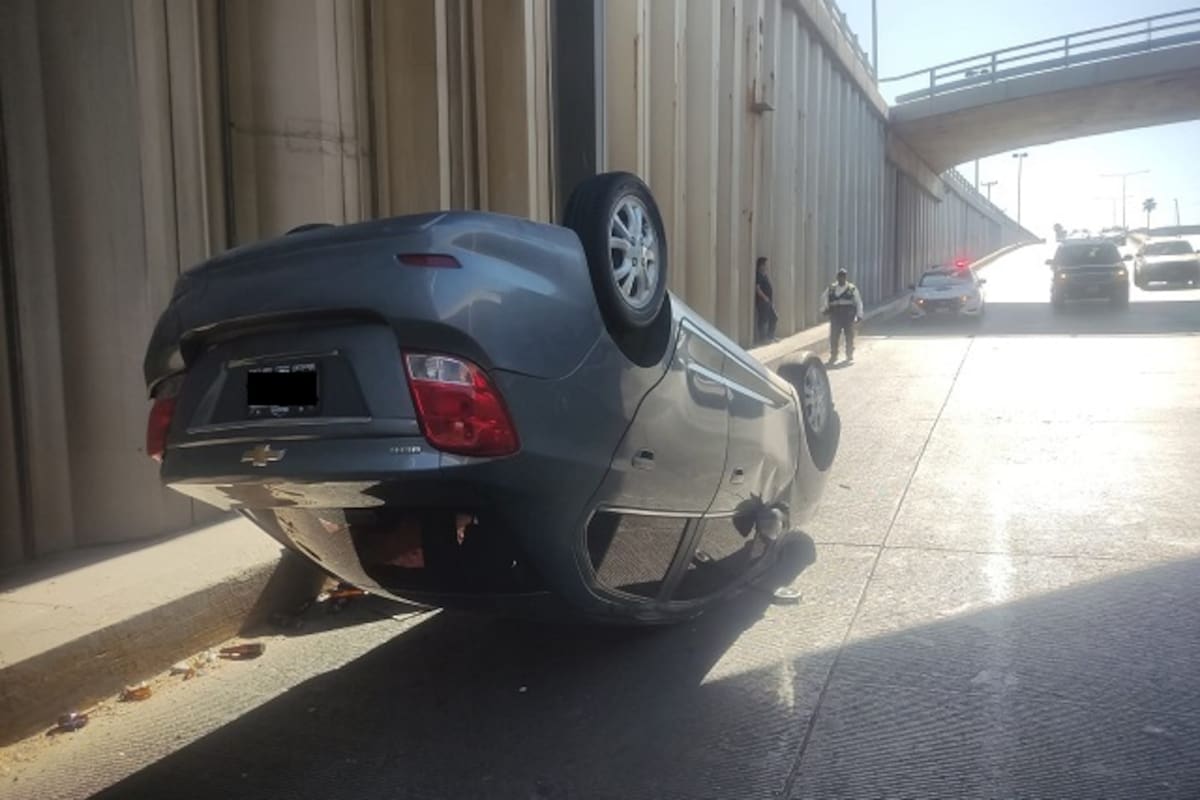 Pierde el control y vuelca su auto bajo el Distribuidor Vial