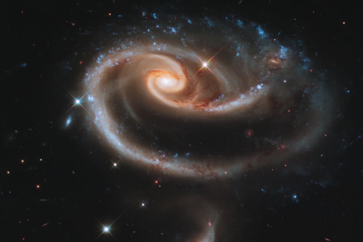 El Telescopio Espacial Hubble Celebra 21 Años con una Maravillosa “Rosa” Galáctica