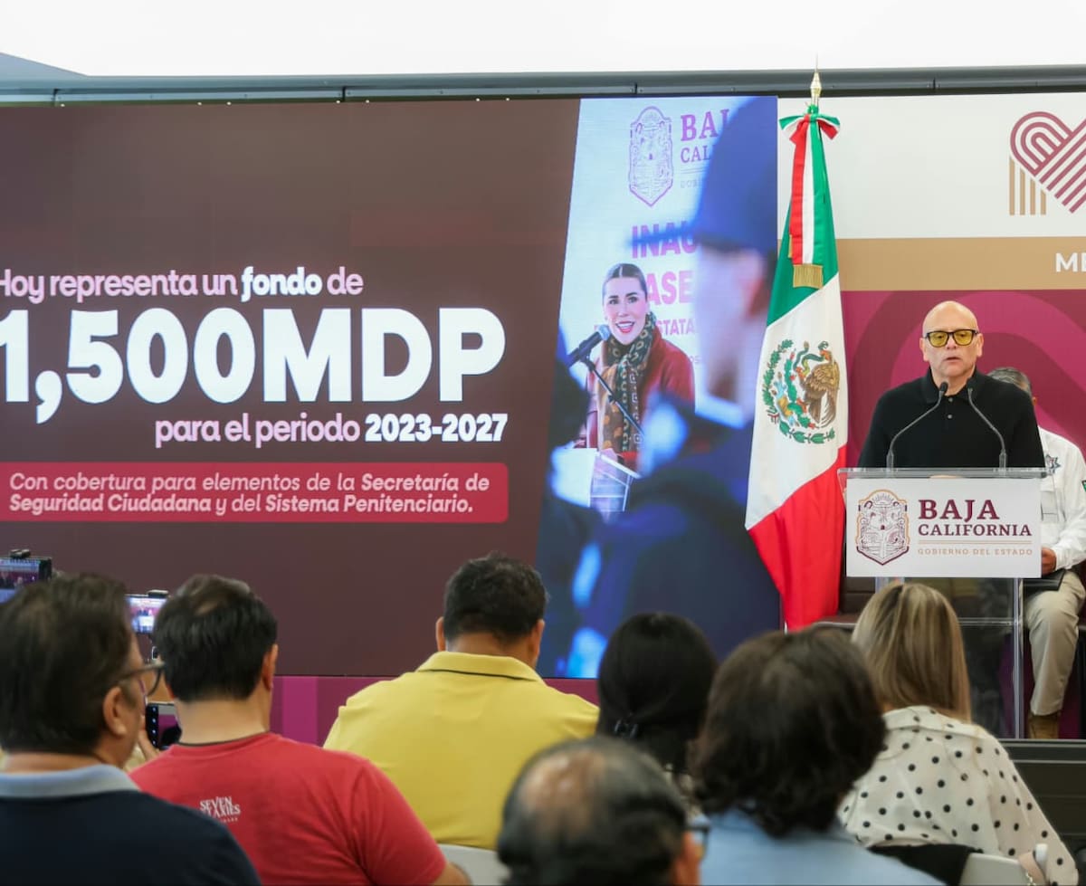 Más de 2 mil 300 policías estatales y custodios cuentan con mejores condiciones laborales, mientras el gobierno reporta apoyos por 215.7 millones de pesos.
Fotos: Cortesía.