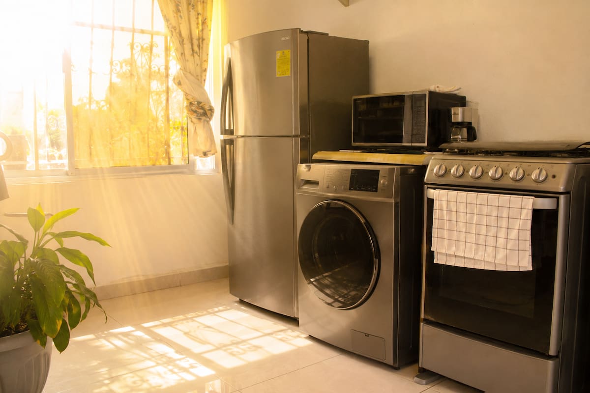 El calor extremo puede dañar refrigeradores, televisores y celulares; estas son las medidas para evitar sobrecalentamientos, cortocircuitos y fallas en casa