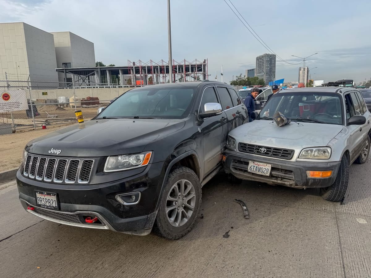 Un choque entre tres vehículos sobre la Vía Rápida Alamar, a la altura de la Universidad Xochicalco, provocó afectaciones al tránsito durante la mañana de este sábado. Foto: Cortesía / Border Zoom