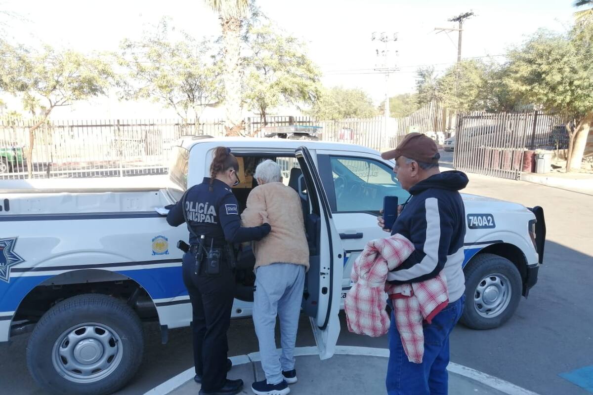 Policía Municipal resguarda a mujer de 88 años extraviada en Mexicali