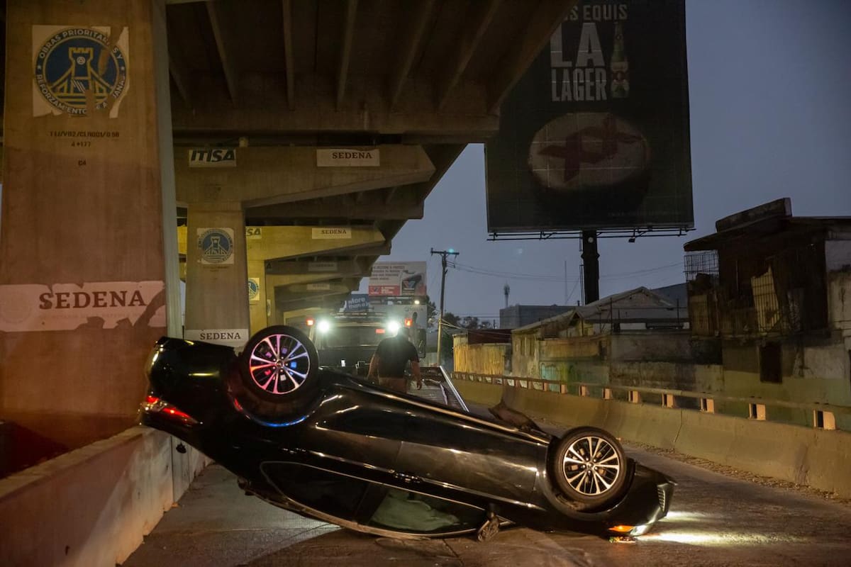 Conductor abandona vehículo tras volcadura en la Internacional