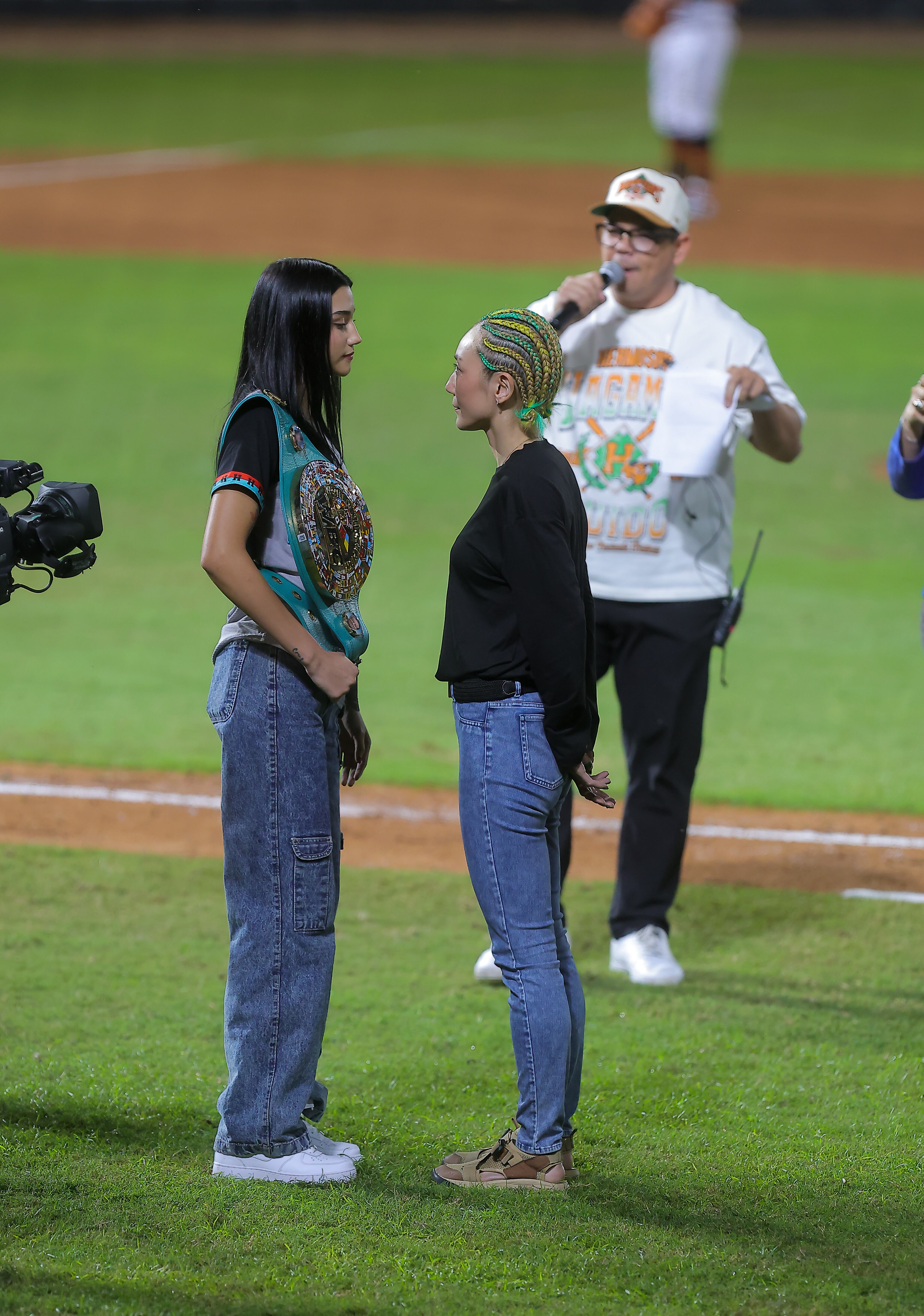 Cara a cara de Camila Zamorano y Sana Hazuki el jueves por la noche en el Estadio Fernando Valenzuela. (Foto: Eleazar Escobar)