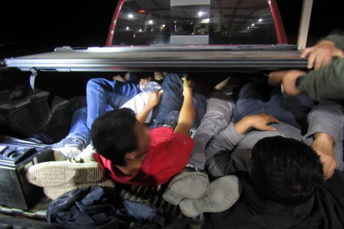 Hallan 20 migrantes confinados en camioneta y remolque en la frontera de EU con México