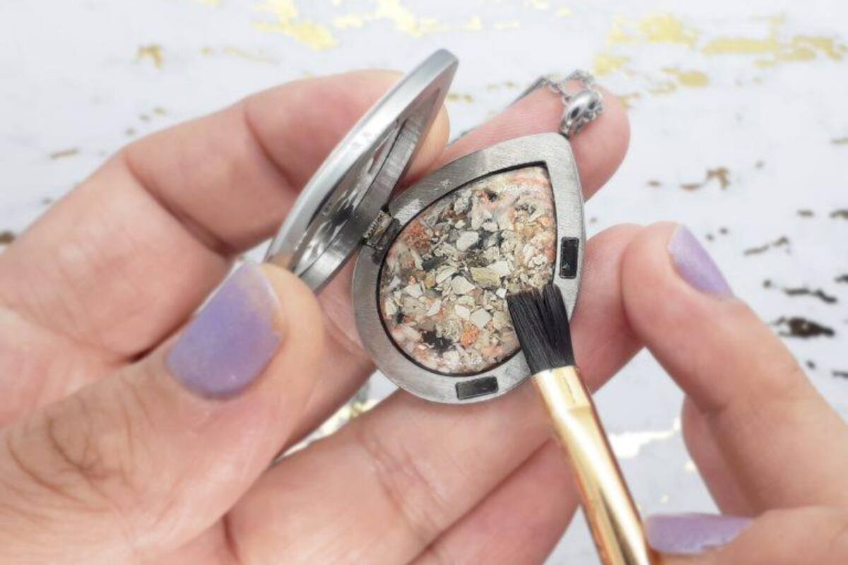 Crea joyas para guardar cenizas de seres queridos