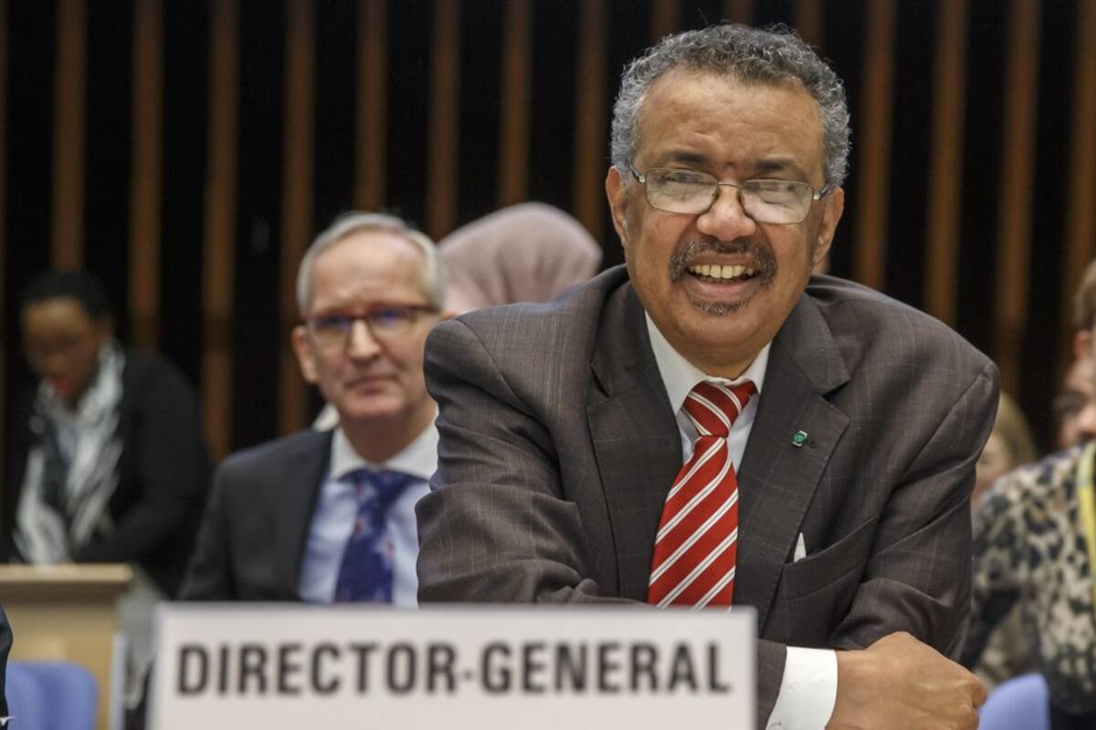 Tedros Adhanom, jefe de la OMS, tose durante conferencia y bromea sobre coronavirus
