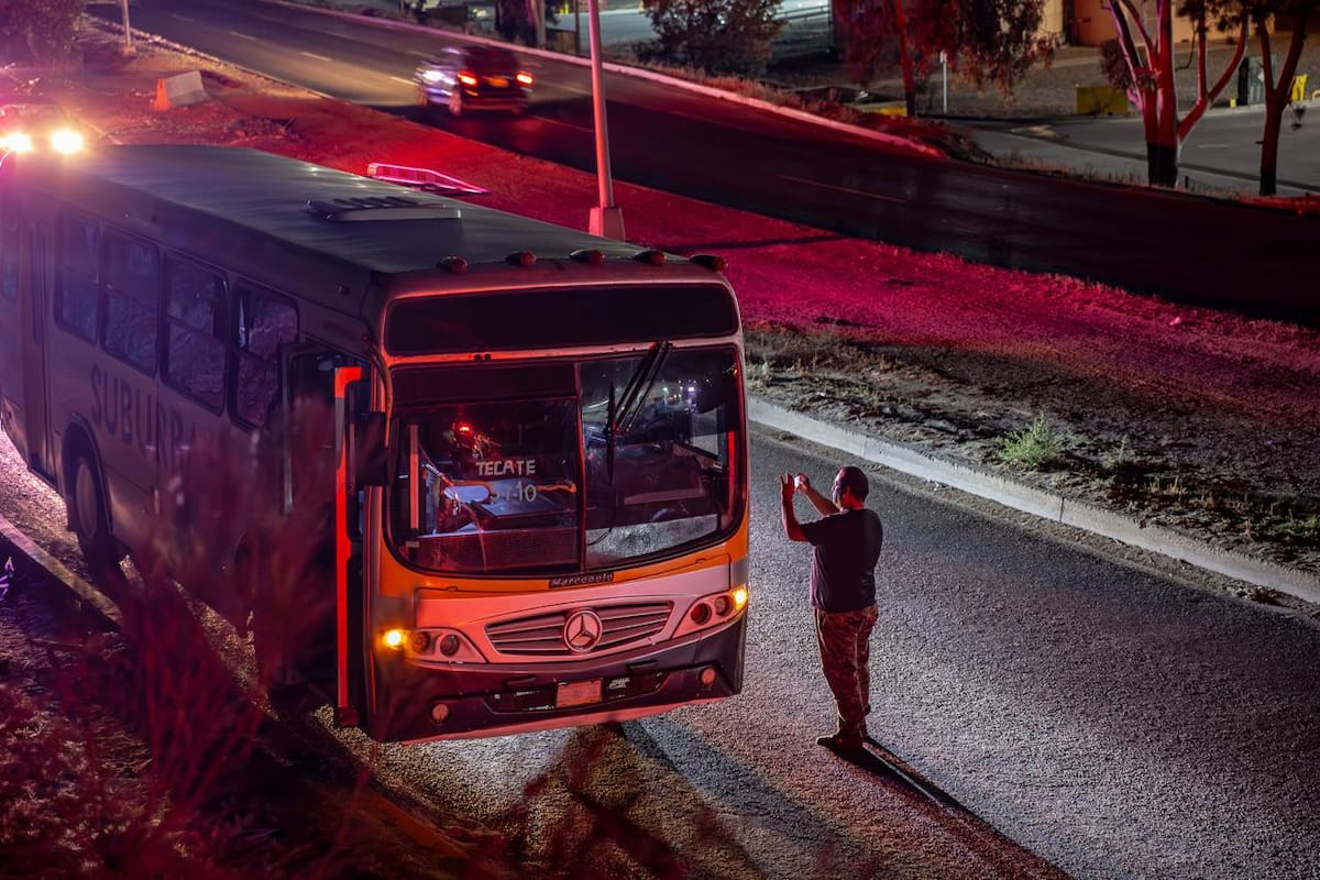 Ataque a camión deja dos heridos en carretera libre Tijuana-Tecate