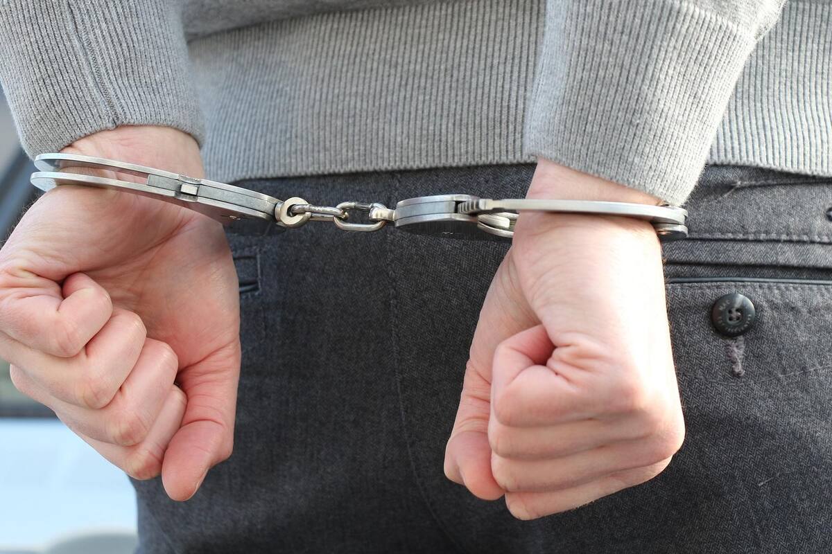 Detienen a hombre por violencia intrafamiliar en colonia Misión de Lirios