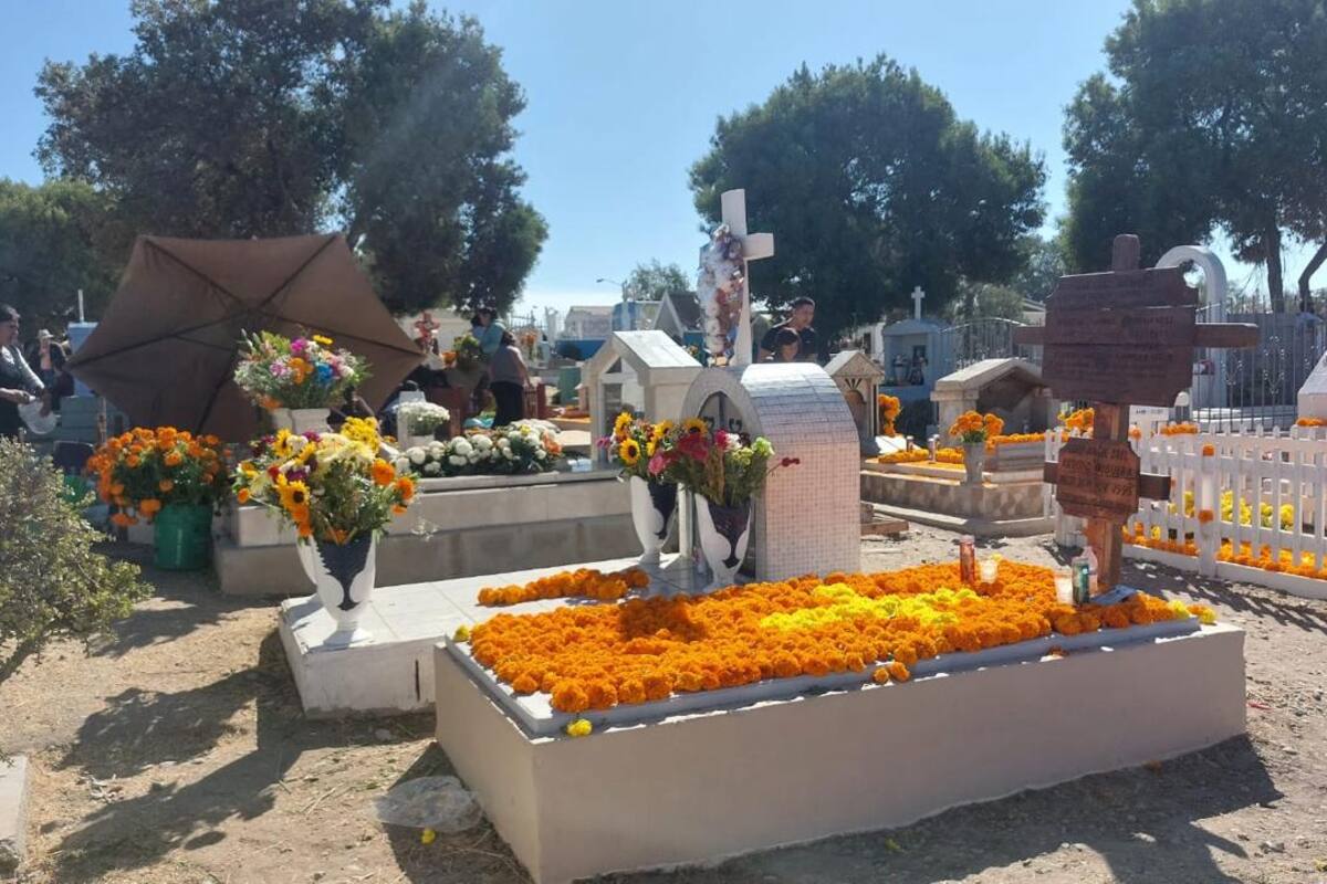 Visitan el panteón para pasar el día con sus seres queridos