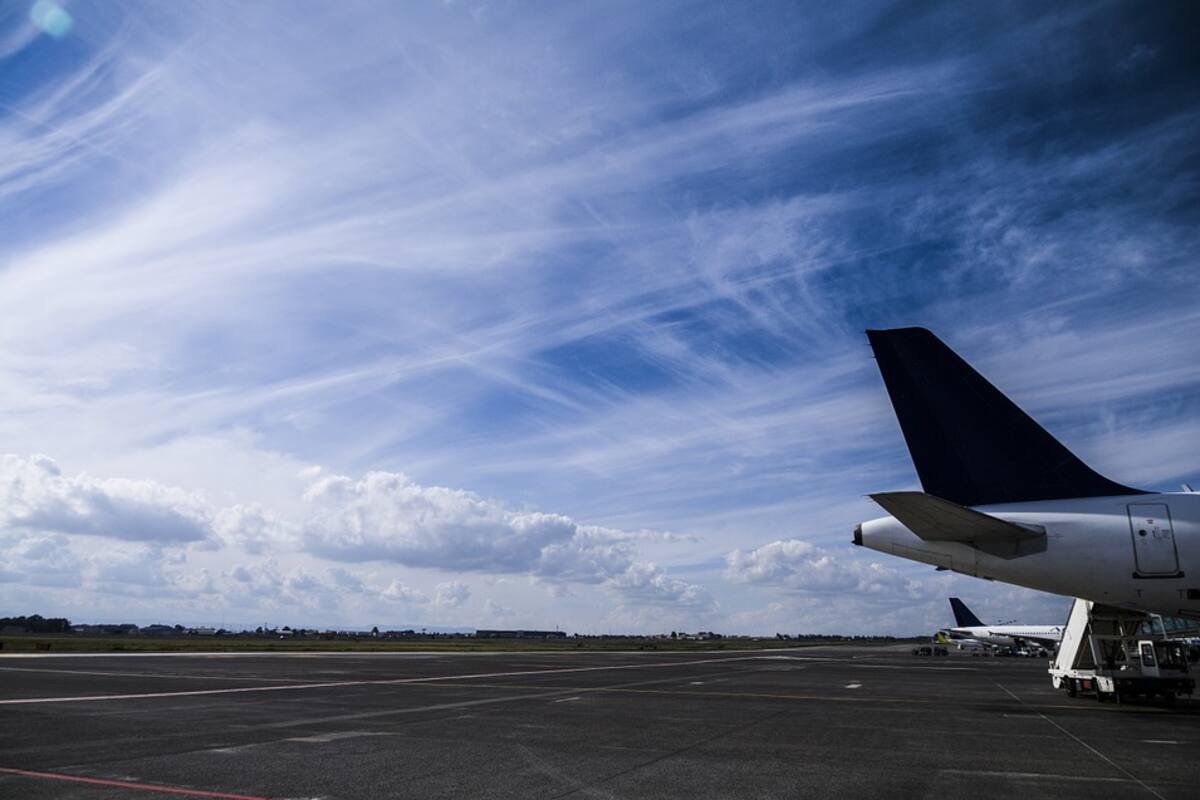 Un vendaval mueve a un avión en la pista de aterrizaje