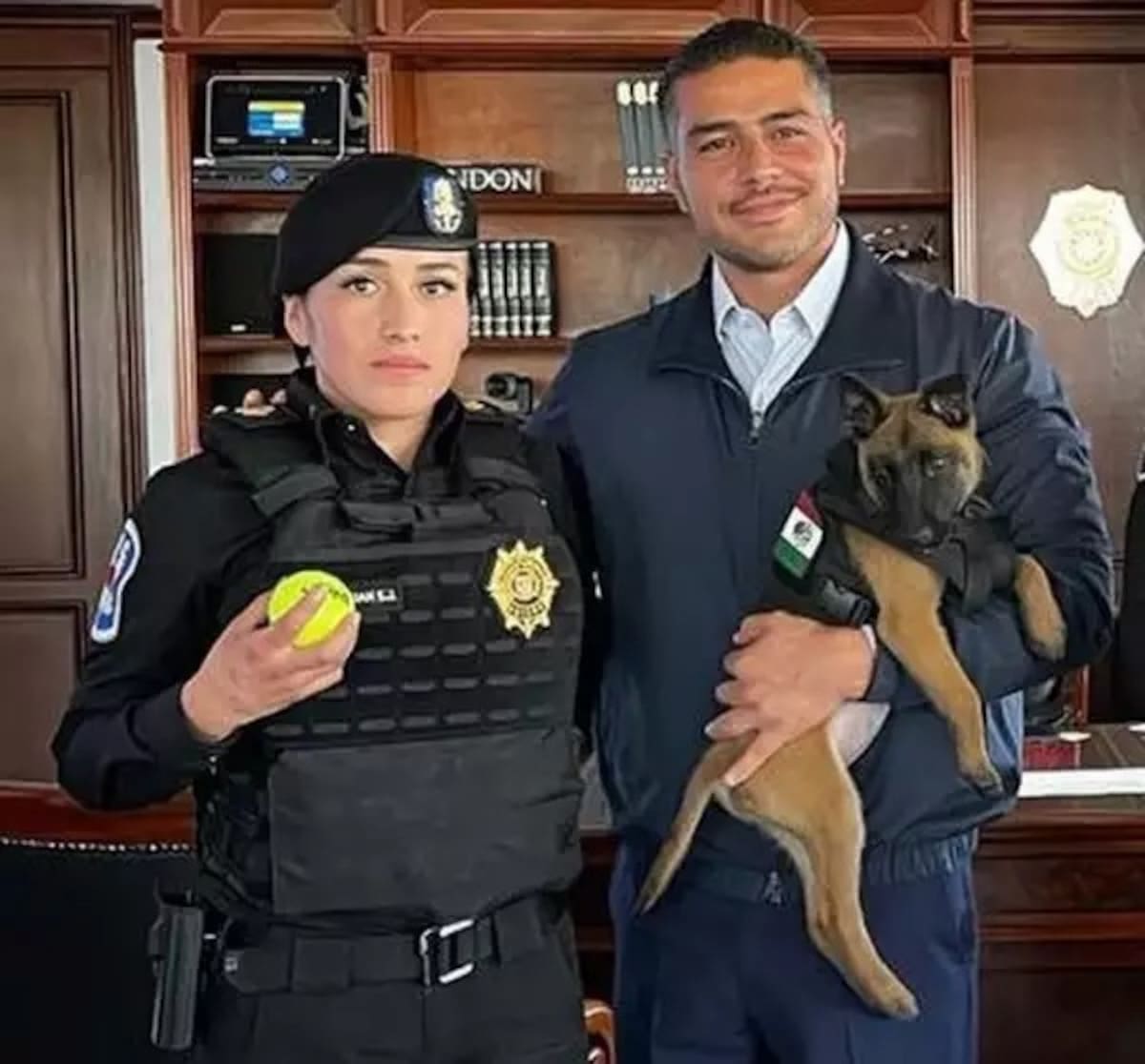 Harfuch con Niki, uno de los miembros de su familia perruna.