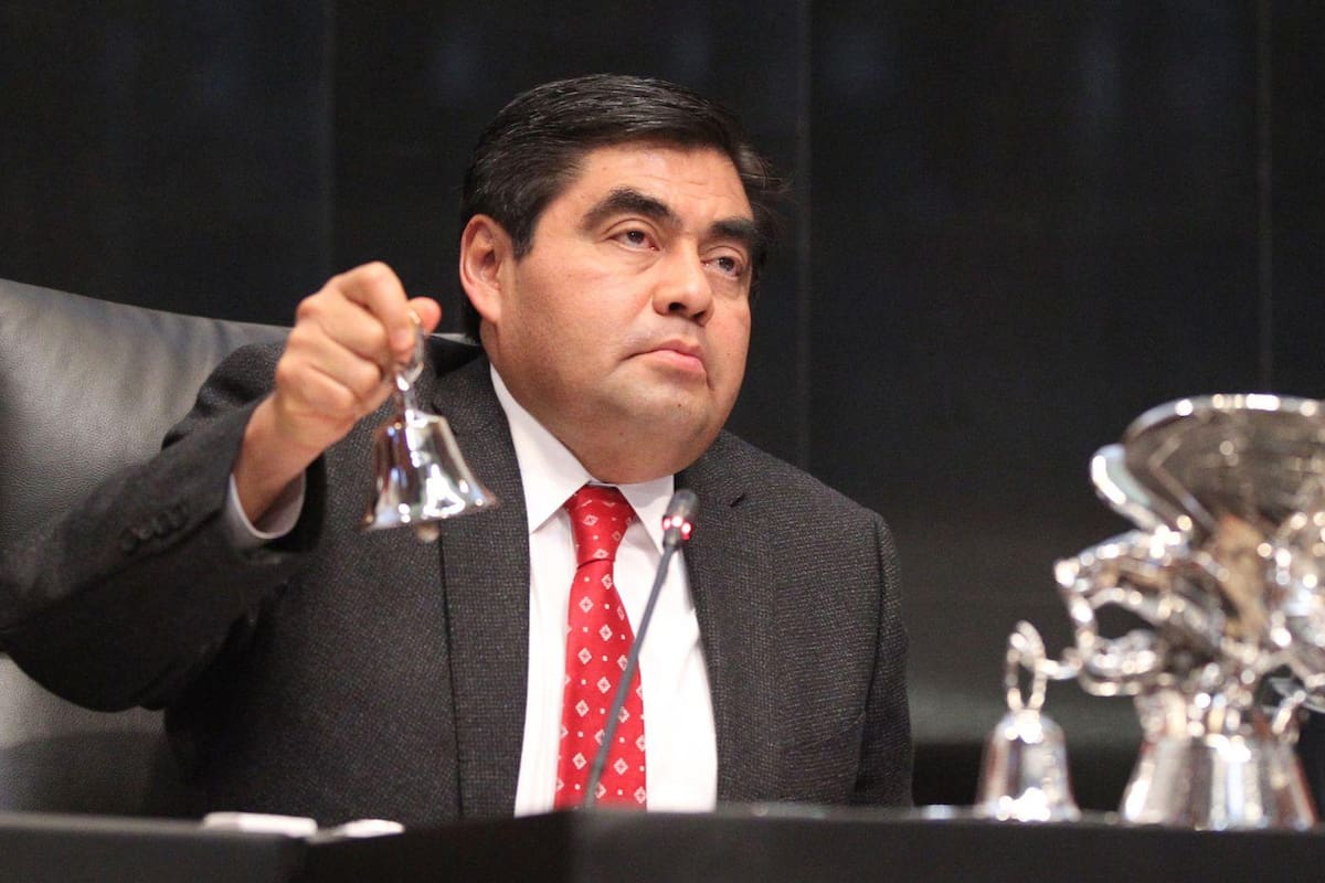 Anuncian tres homenajes para Miguel Barbosa