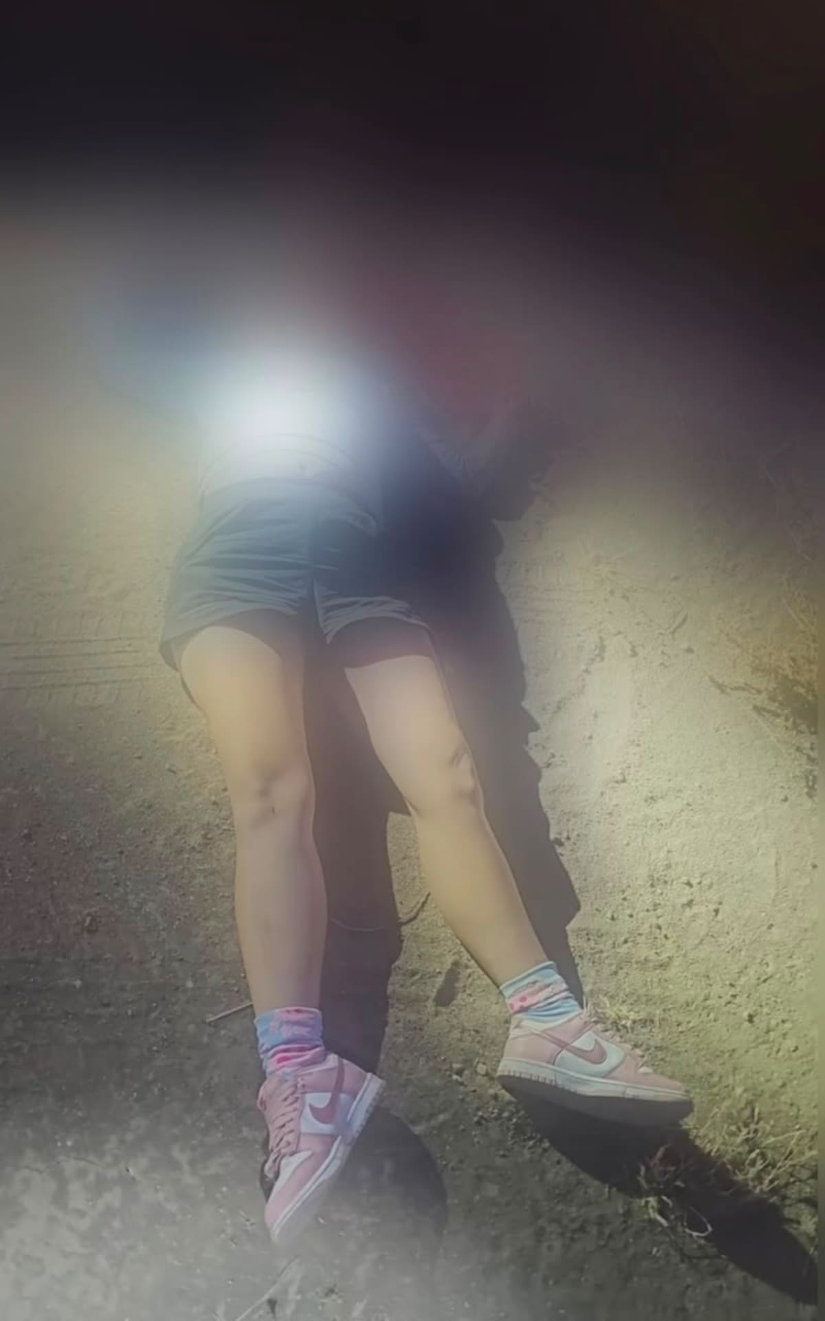 El cuerpo de una mujer con lesiones por arma de fuego fue localizado junto al bulevar 2000, en Playas de Rosarito; la víctima permanece sin identificar. Foto: Cortesía.