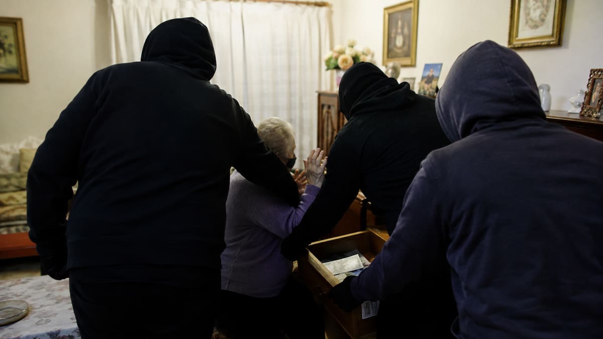 Le robaron 1.2 millones de pesos en Puebla a una abuelita que fue sometida y golpeada dentro de su vivienda; era el ahorro que reunió durante años