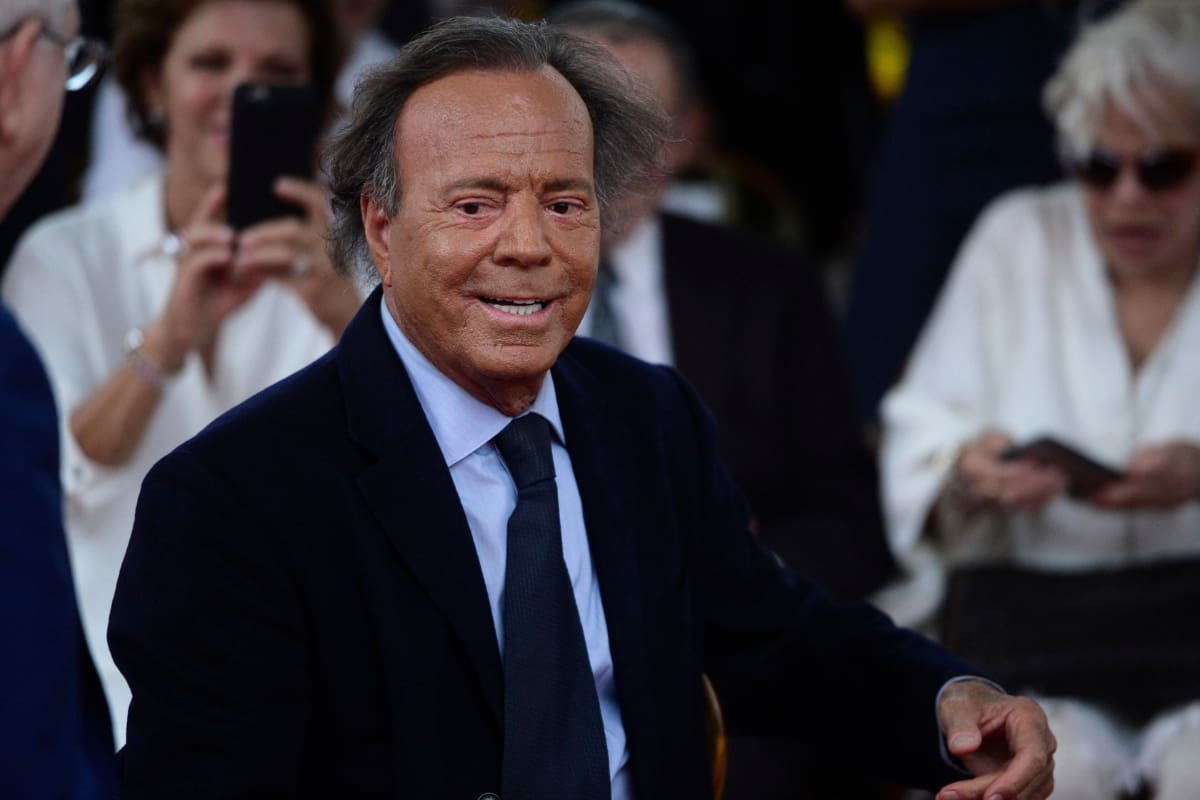 Exempleadas de Julio Iglesias denuncian exámenes ginecológicos y pruebas de ETS obligatorias