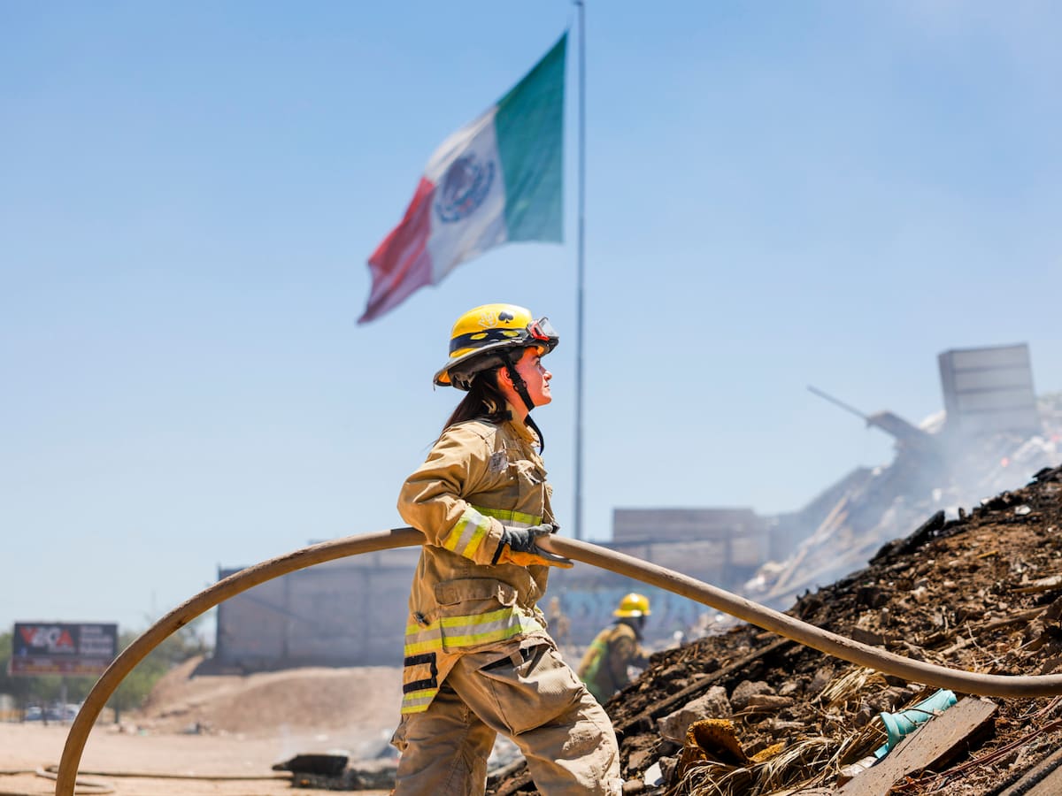 Bomberos trabajan para sofocar un incendio en una casa en desuso sobre el bulevar Río Nuevo, cerca de la plaza Centenario, en Mexicali. Tres máquinas extintoras participaron en las labores para evitar la propagación del fuego a inmuebles cercanos. (Foto: Juan J. Morales)
