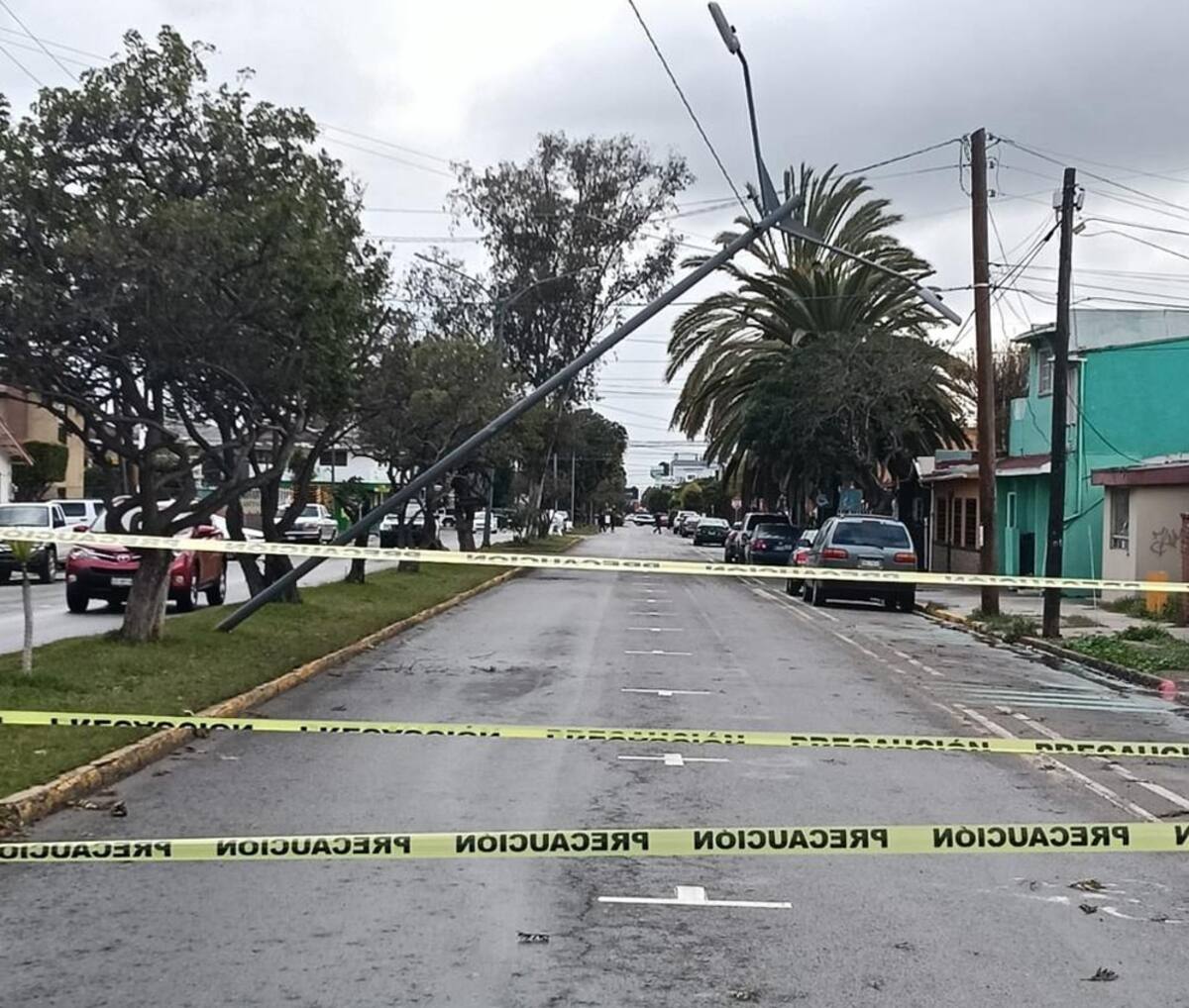 El reblandecimiento del suelo provocó la caída de un poste de luz mercurial en el cruce del bulevar Ramírez Méndez y la calle Guadalupe Victoria, en el fraccionamiento Bahía.