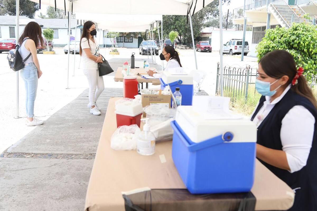Poco más de 300 personas se vacunaron contra el Covid-19 en Baja California este lunes