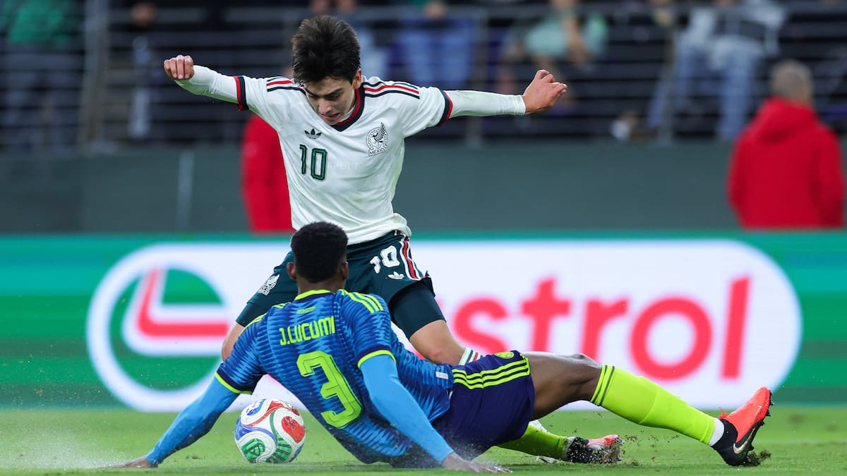 El joven Gilberto Mora se quitó dos veces a John Lucumí en la jugada del gol del empate de México ante Colombia. (Foto: X @miseleccionmx)