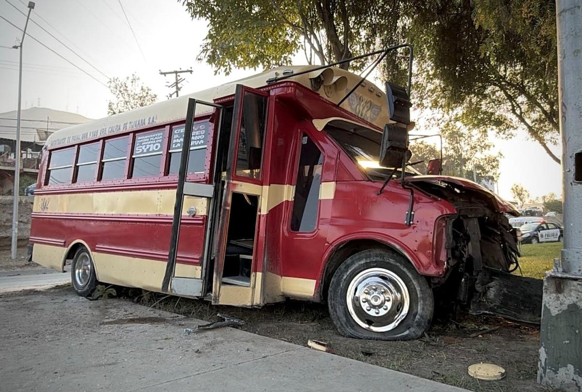 Una unidad de transporte público se salió de control y avanzó varios metros antes de detenerse; no se reportaron personas lesionadas. Foto: Border Zoom