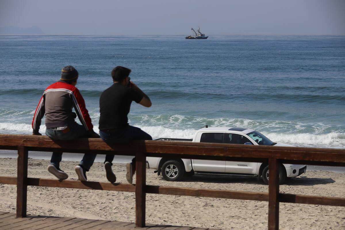 Se topan visitantes con playa cerrada por contaminación