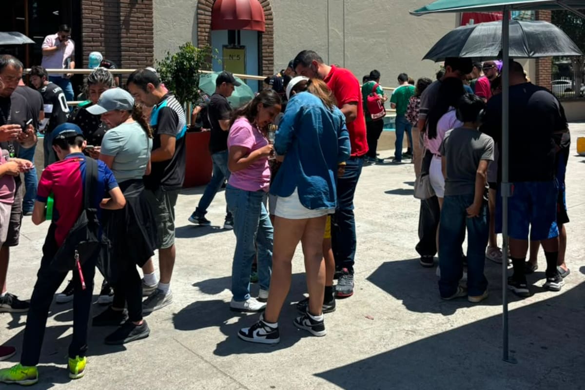 Aficionados se reúnen en Zona Río para intercambiar estampas del Mundial y completar sus álbumes