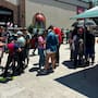 Aficionados se reúnen en Zona Río para intercambiar estampas del Mundial y completar sus álbumes