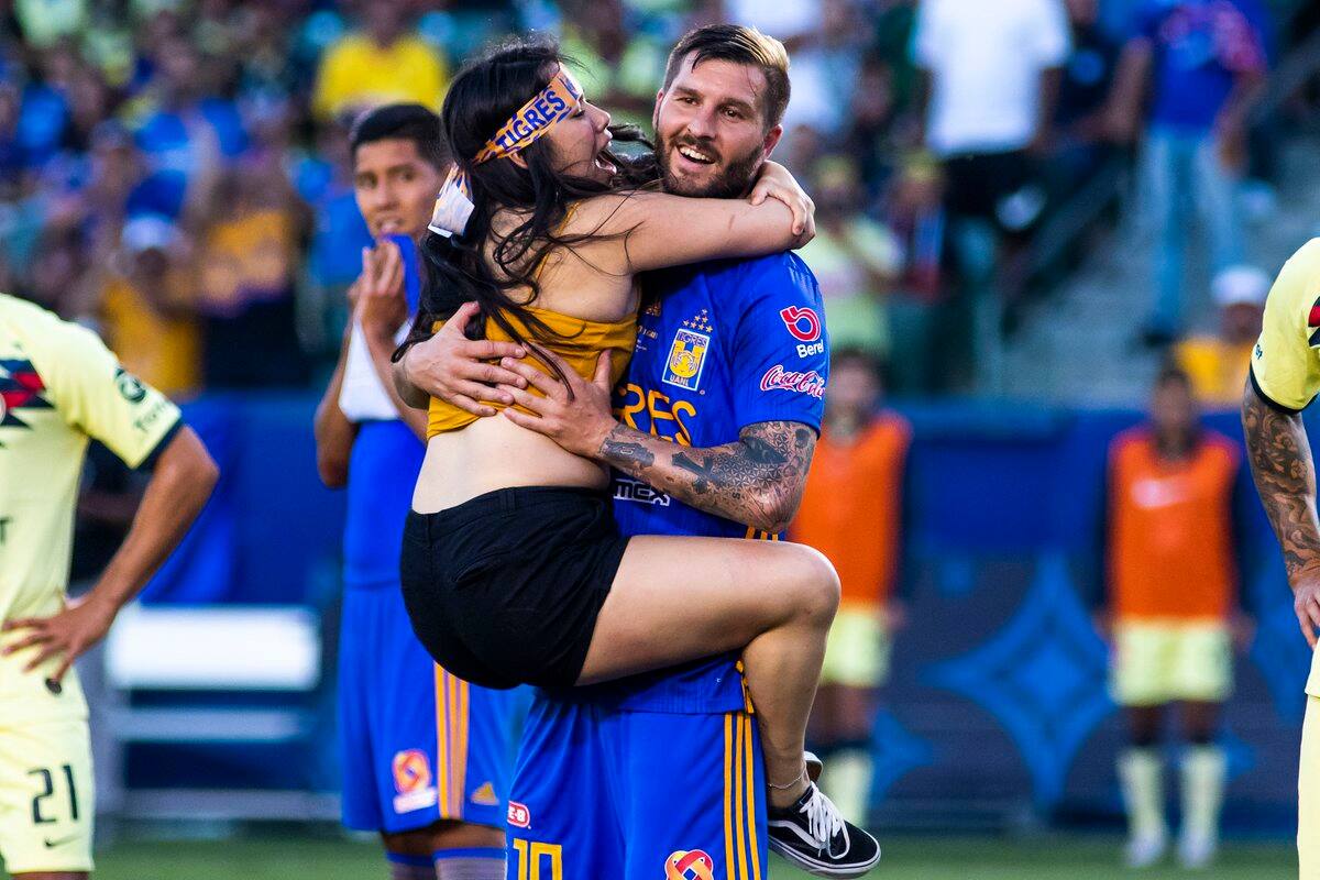 '¿Dormiré en el sofá?': Gignac tras abrazo de espontánea