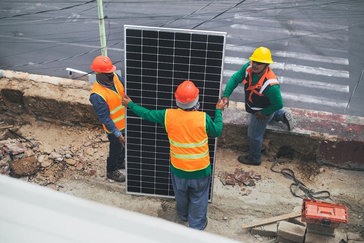 Una de las medidas señaladas por el especialista de CETYS consiste en permitir la circulación de aire debajo de los módulos. | Foto: Pexels