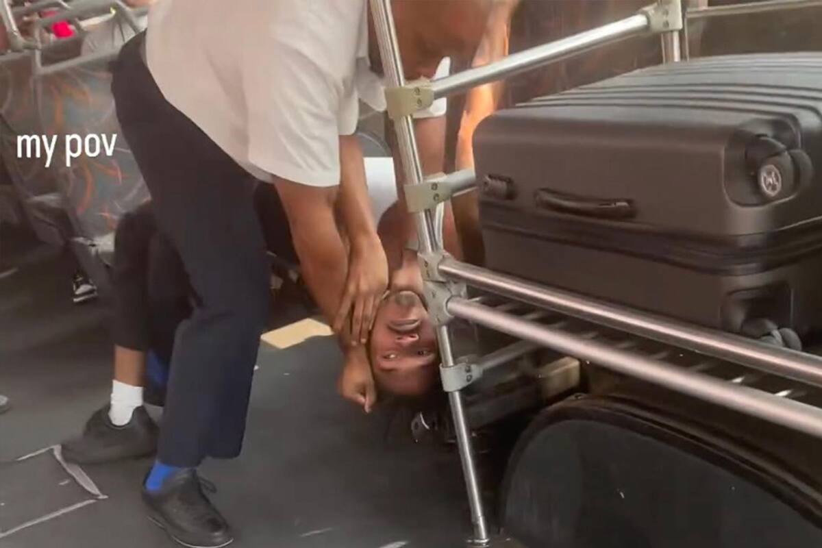 El chofer aplicó una llave de estrangulamiento al pasajero durante el altercado.