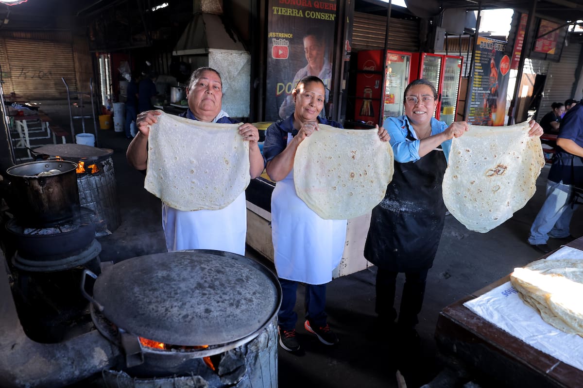 Desde las 5 de la mañana empieza la actividad de elaboración de tortillas de harina que se venden en el ‘Héctor Espino’.
