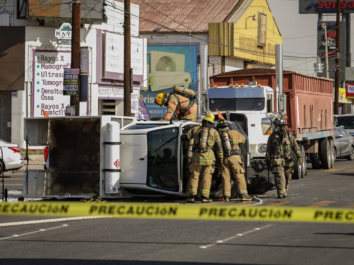 Choque entre un tráiler, pickup y un camión repartidor de tanques gas en el cruce de Lázaro Cárdenas y Río Presidio. Esto generó alarma luego de que este último volcara y los cilindros quedarán tirados en la calle. (Foto: Javier Gallegos)