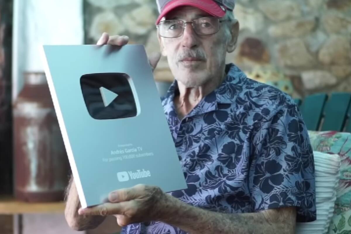 Andrés García se anima tras recibir placa de Youtube
